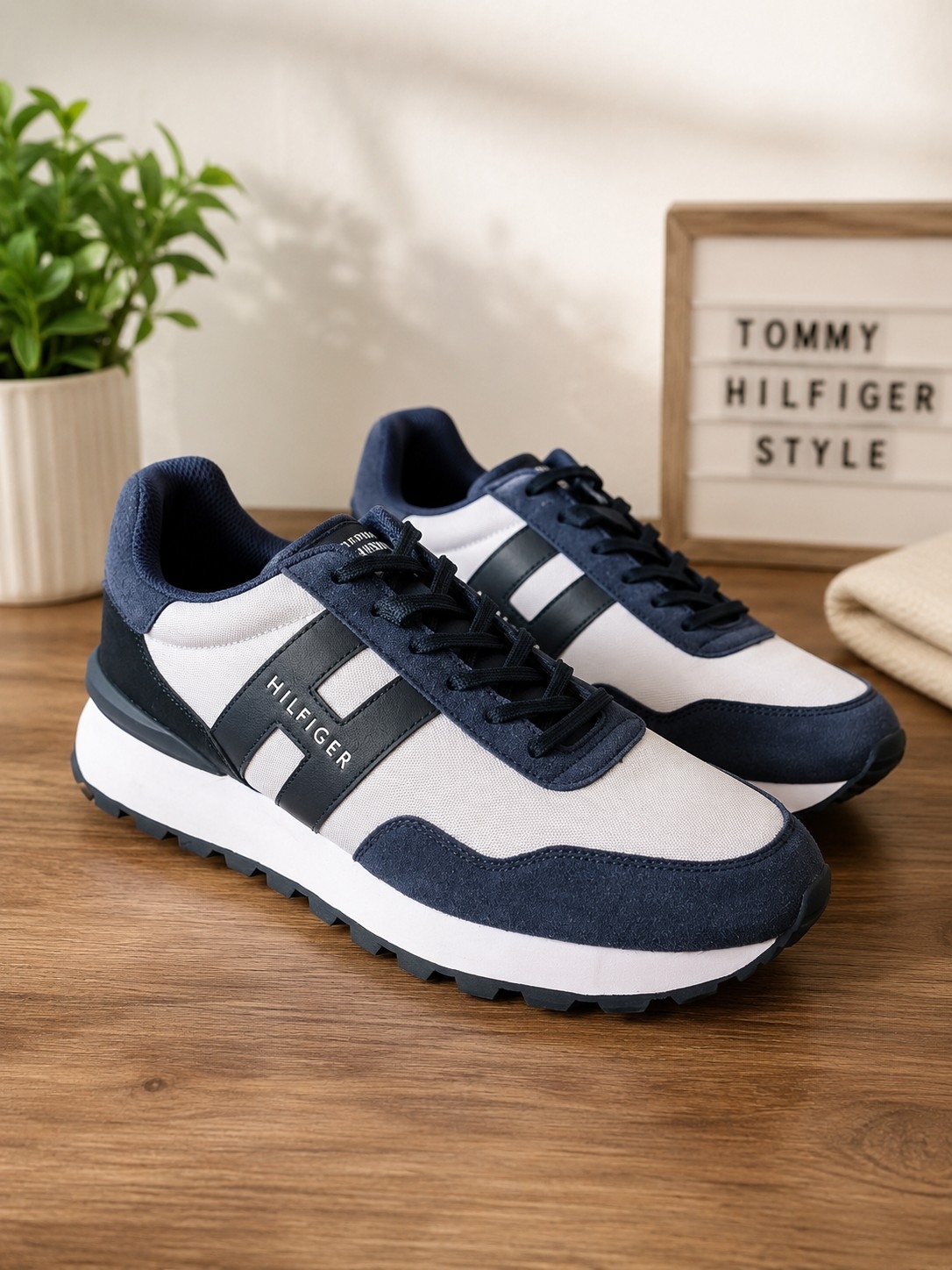 Nwot Tommy Hilfiger Men’s Navy And White Low-Top Sneakers